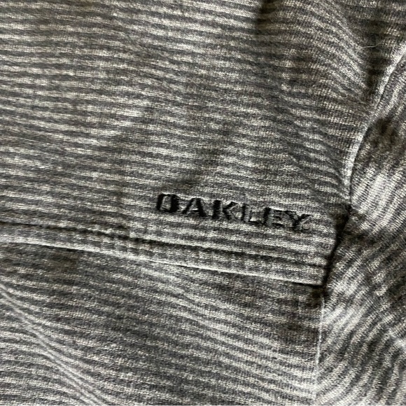 Oakley Grey Henley Mens Sz M Pullover Long Sleeve T-shirt Thumbhole Activewear - Picture 7 of 9